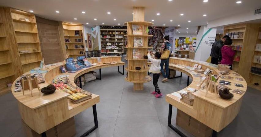 毕业生众筹200万元 地下车库变身24小时书店 