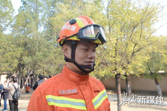西柏坡消防中队指导员席杰接受采访。记者 刘延丽 摄