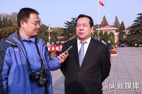 平山县委书记李旭阳接受采访。记者 烟成群 摄
