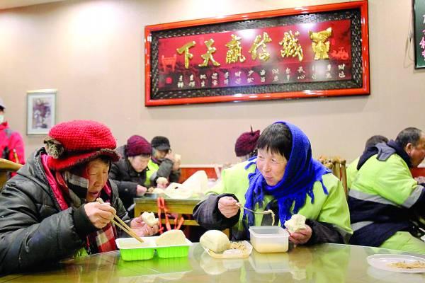 秦皇岛环卫工人吃上了免费早餐