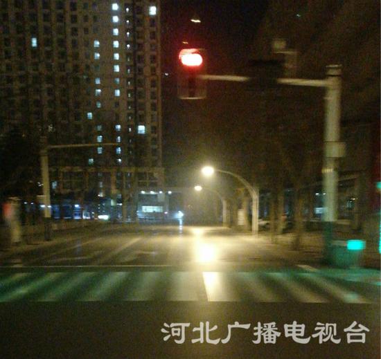 今晨6点，石家庄市裕华路与中华大街附近街景。（张若晨 摄）