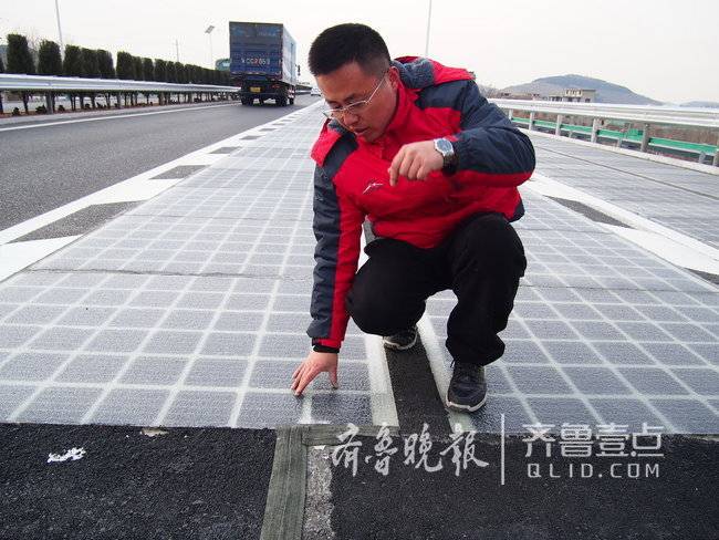 工程人员介绍路面结构和破坏情况。