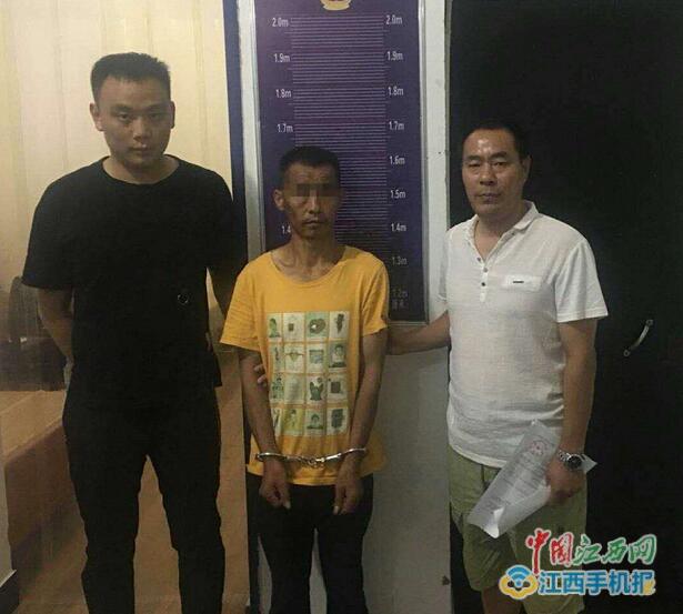 弋阳：摊贩钱包放地上 窃贼趁其不备偷走