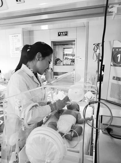 刘玲在秦皇岛妇幼保健院悉心进行护理工作
