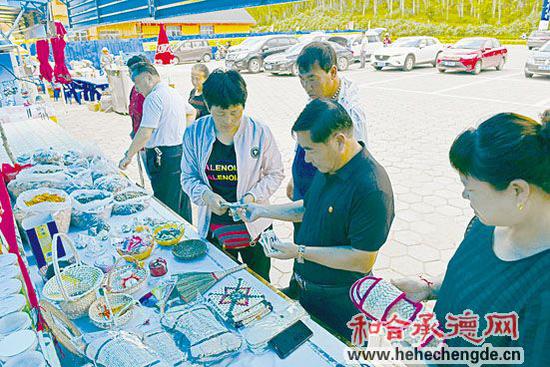 “这草编拖鞋很舒服，给家里人带几双。”一位游客说。