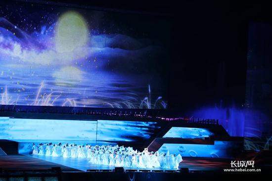 　　大型水上实景演出《滹沱河畔》演出现场。长城新媒体记者 路娟 摄