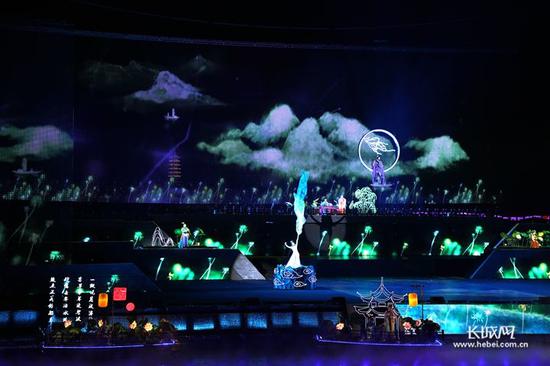 　　大型水上实景演出《滹沱河畔》演出现场。长城新媒体记者 路娟 摄
